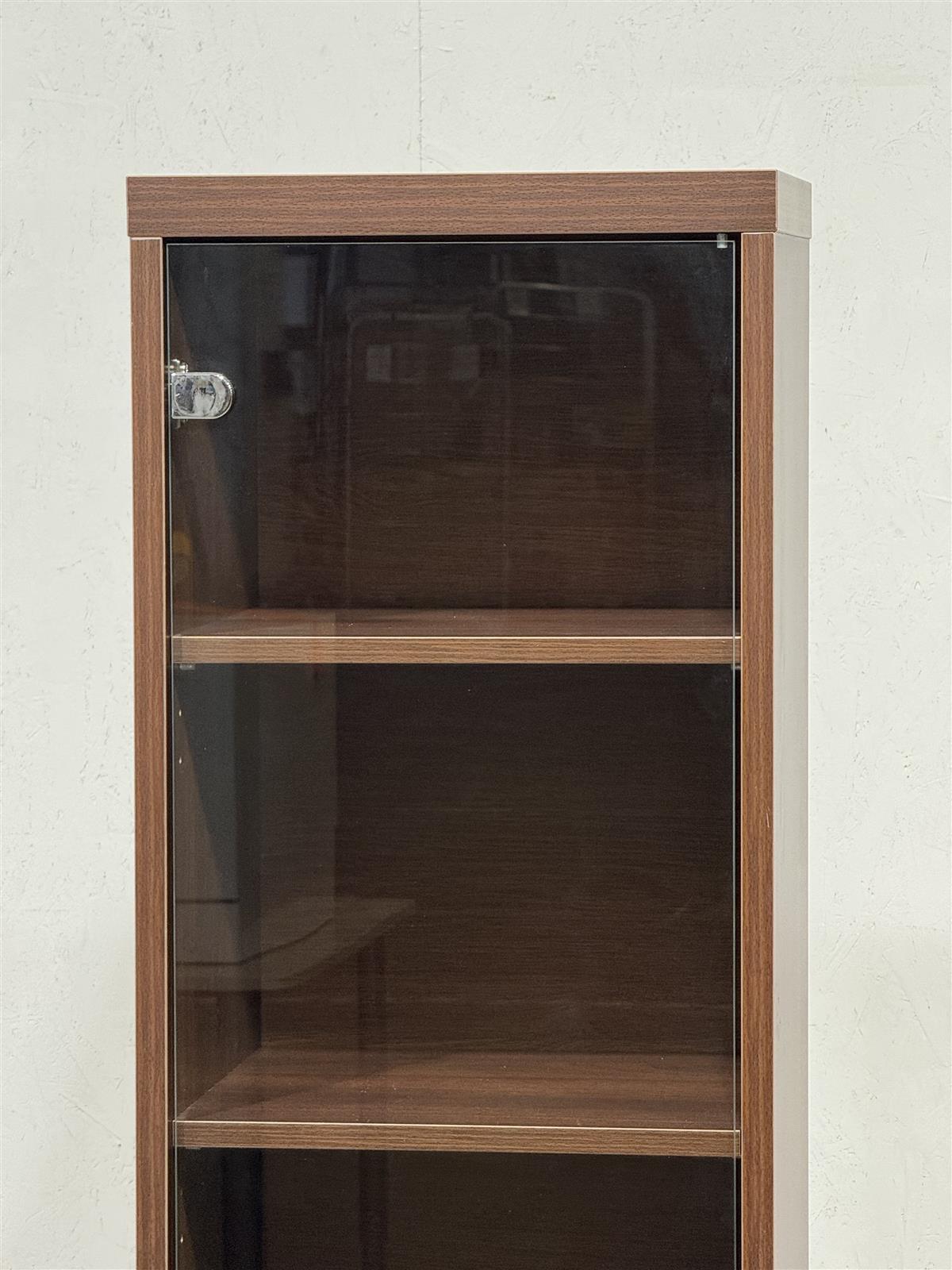 Vitriinikaappi ruskea