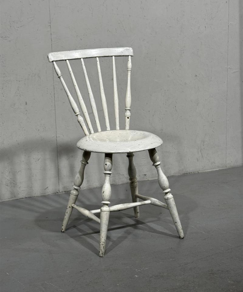 Antiikkinen pinnatuoli valkoinen