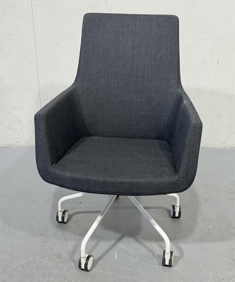 Moderni tuoli pyörillä