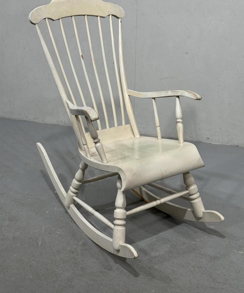 Valkoinen keinutuoli