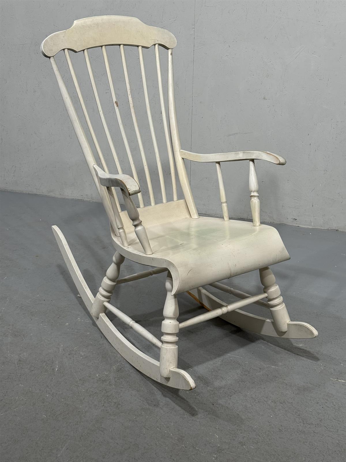 Valkoinen keinutuoli