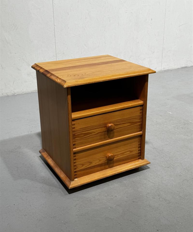 Yöpöytä mäntypuu