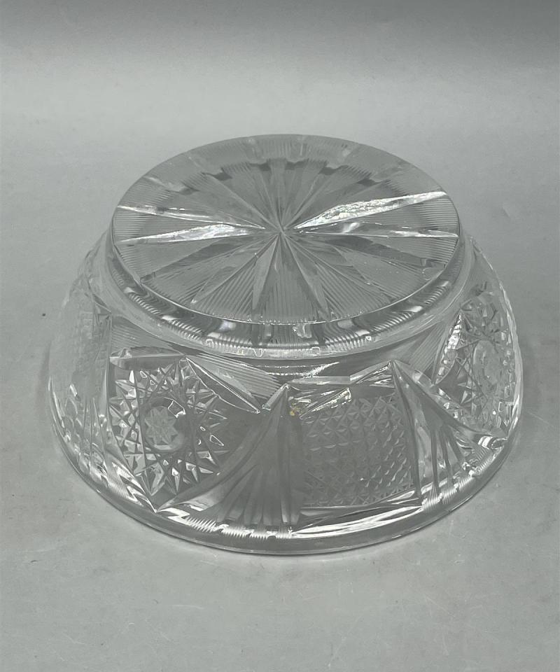 Kirkas kristallikulho kannella