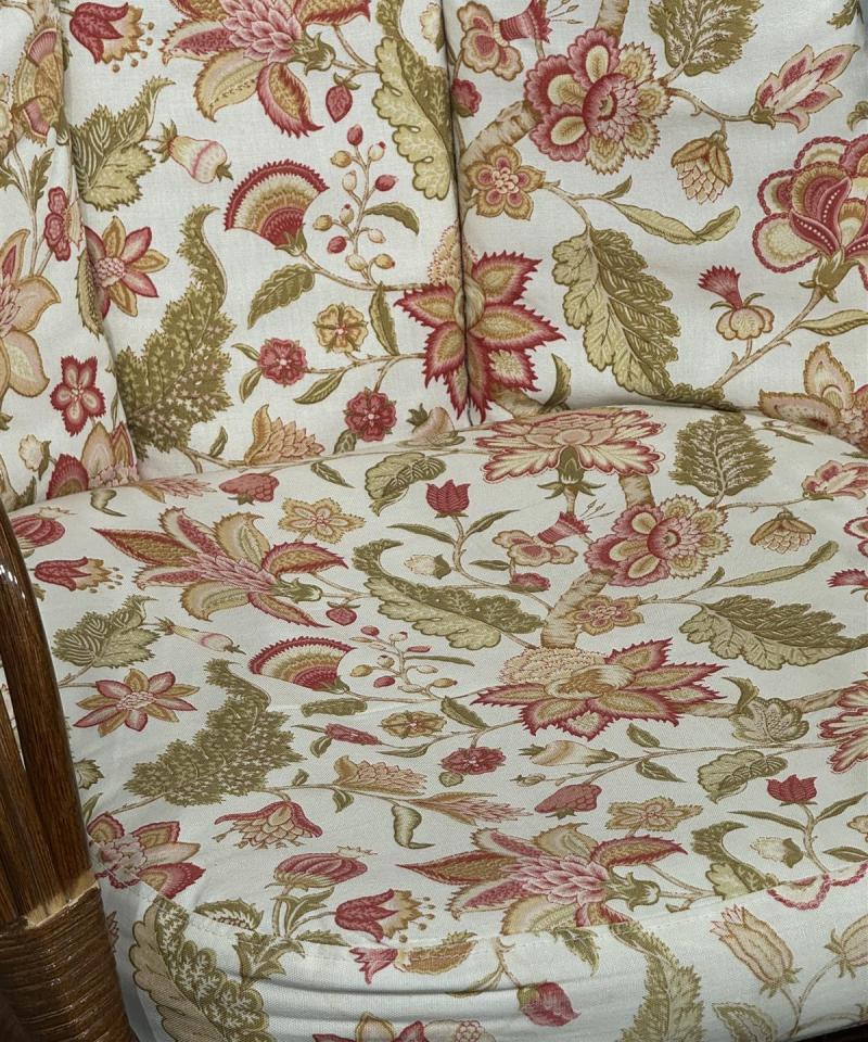 Vintage rottinkituoli kukkakuosilla