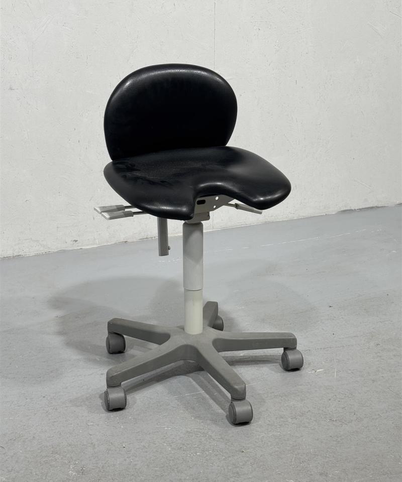 Satulatuoli selkänojalla, musta nahka