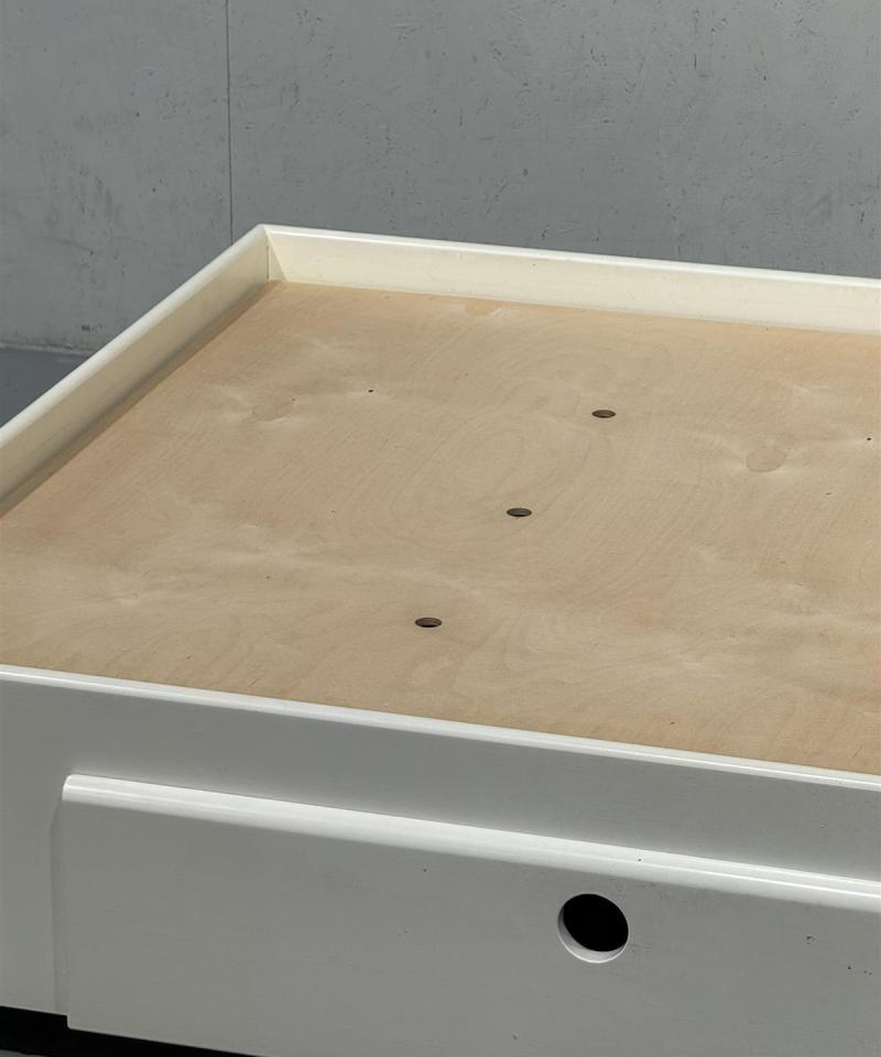 Valkoinen sänky säilytyslaatikoilla 200x107cm