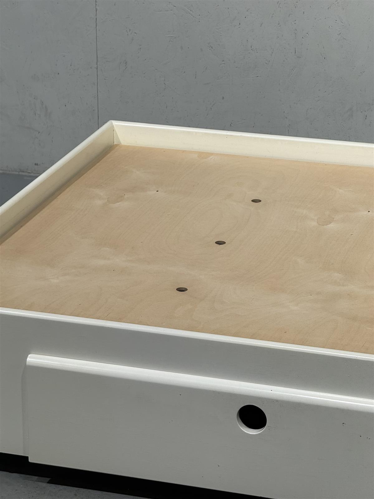 Valkoinen sänky säilytyslaatikoilla 200x107cm