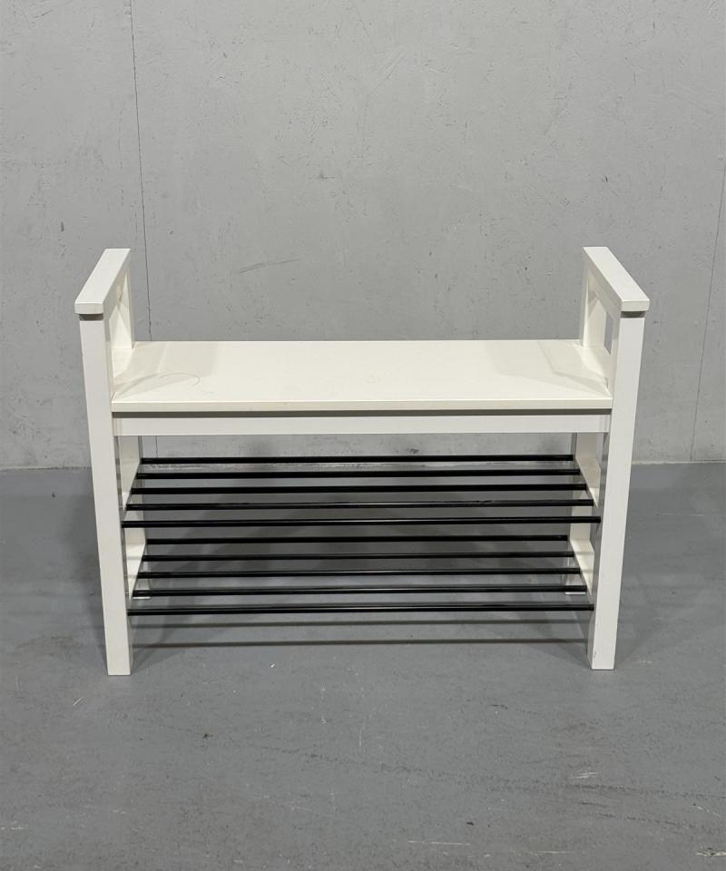 Valkoinen kenkäteline, penkillä