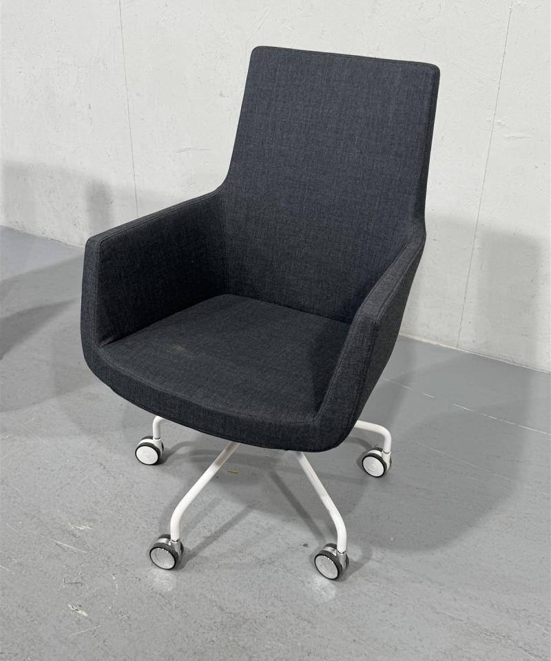 Moderni tuoli pyörillä