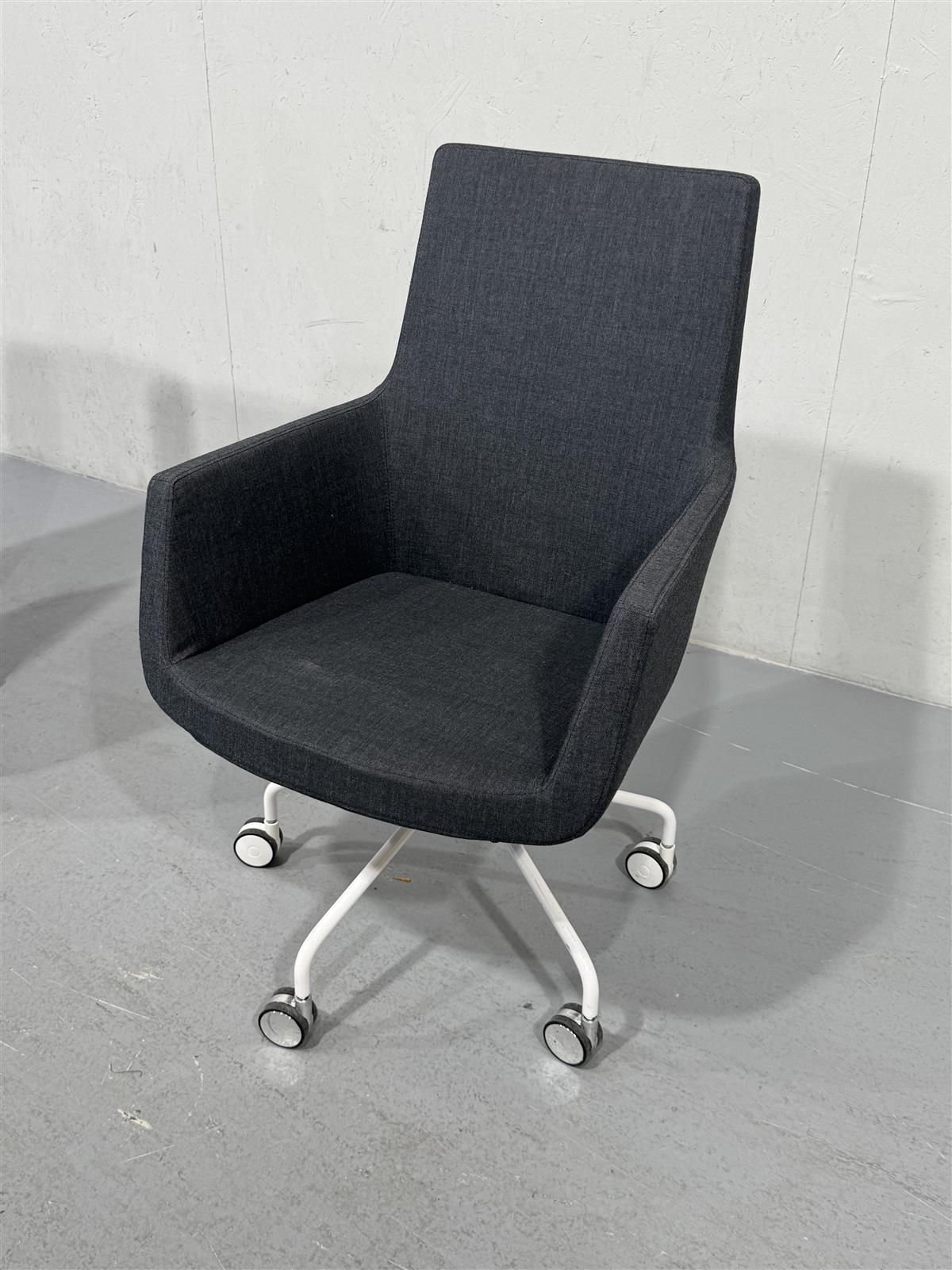 Moderni tuoli pyörillä