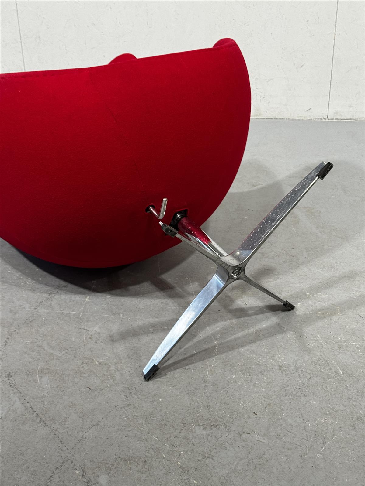 Egg replica punainen nojatuoli