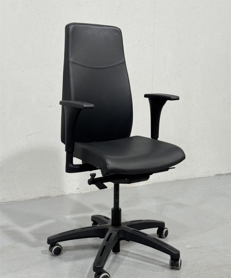 Musta toimistotuoli, nahka