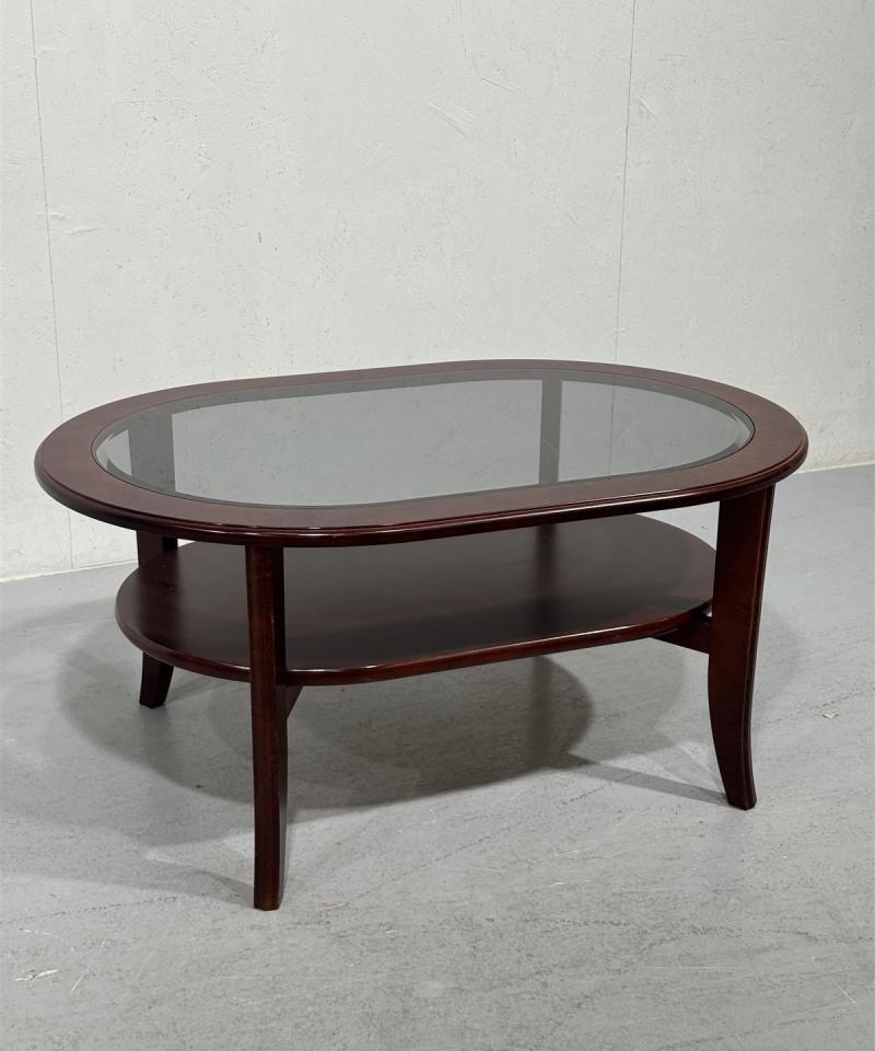 Soikea sohvapöytä lasikannella