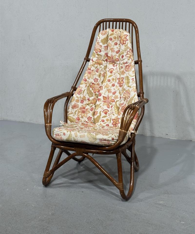 Vintage rottinkituoli kukkakuosilla