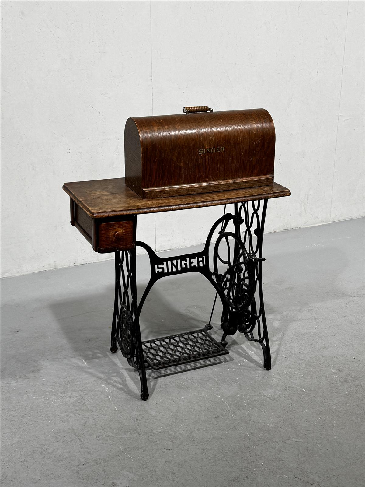 Vintage Singer ompelukonepöytä