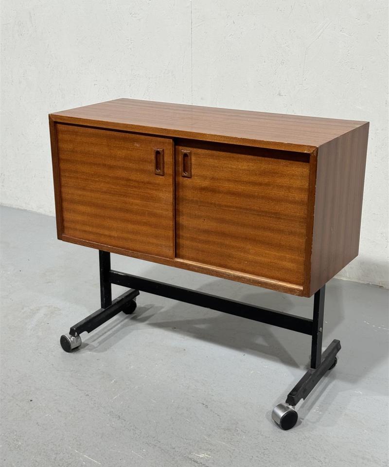 Vintage tiikki kaappi pyörillä