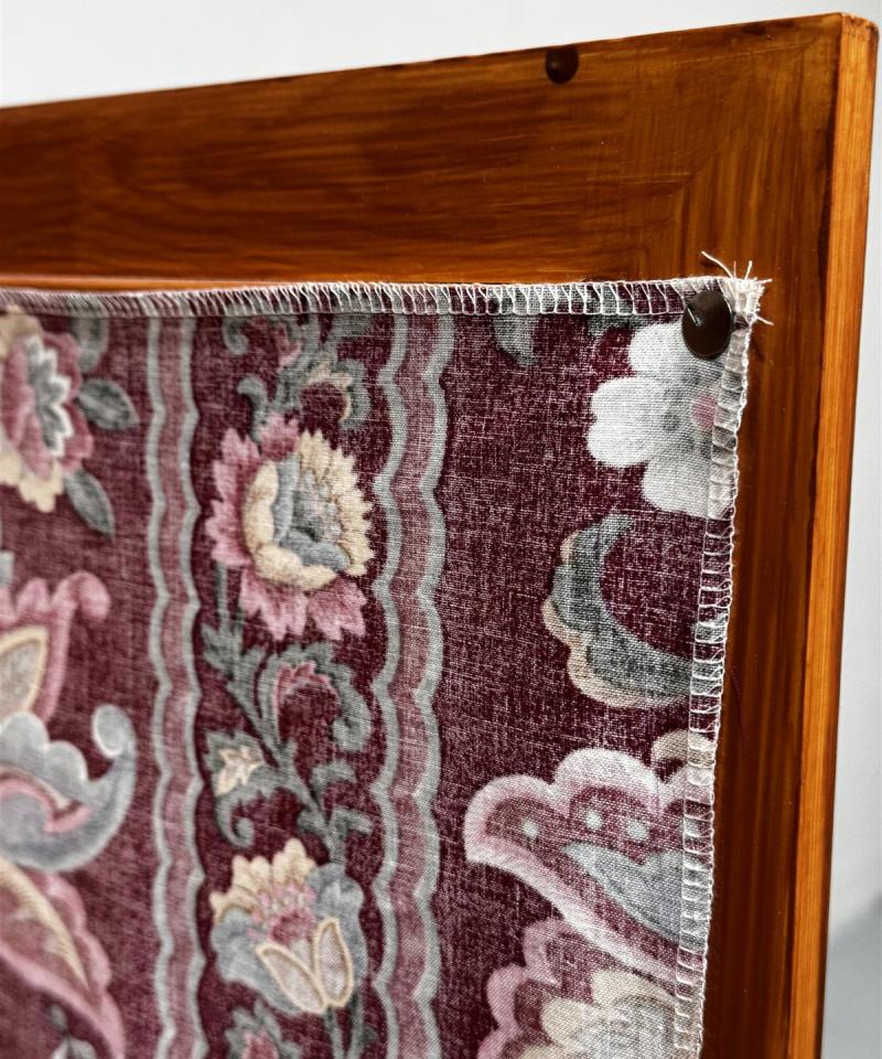 Puukaappi kukkaverhot ja lipasto