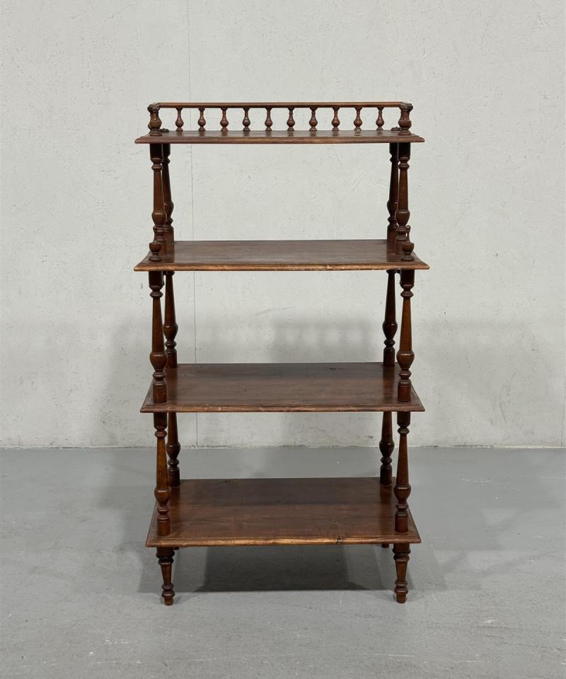 Etienne puuhyllykkö