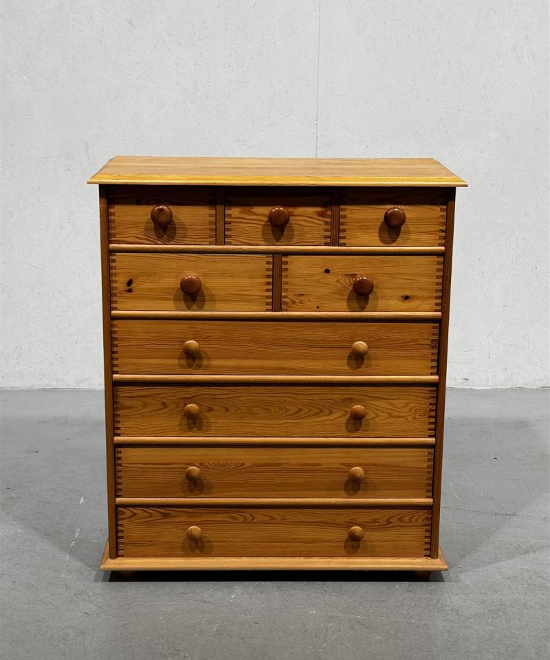 Mäntypuu lipasto 9 vetolaatikkoa