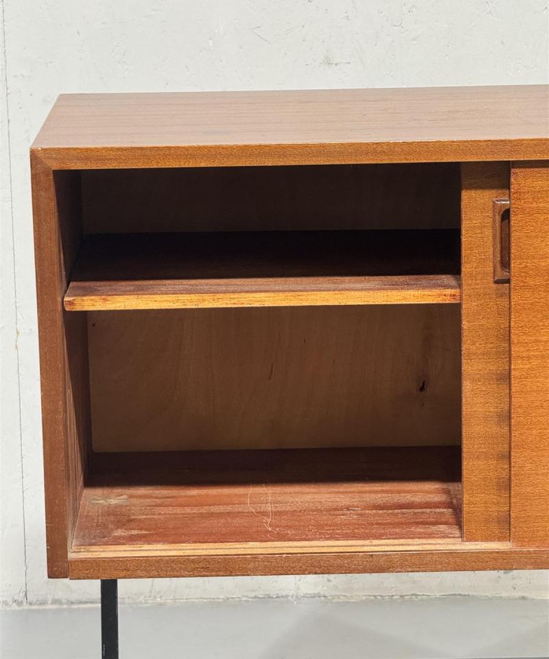 Vintage tiikki kaappi pyörillä