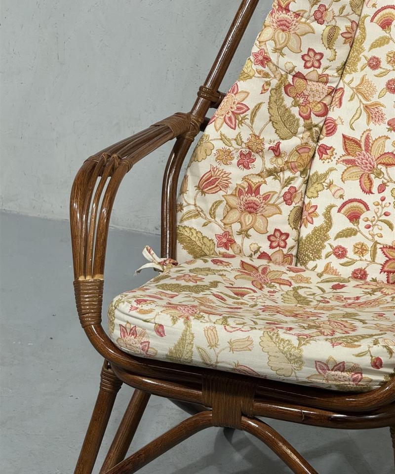 Vintage rottinkituoli kukkakuosilla