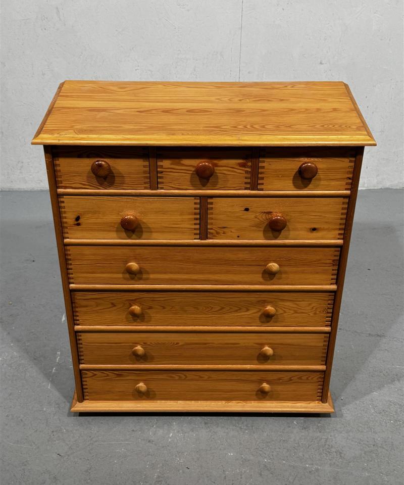 Mäntypuu lipasto 9 vetolaatikkoa