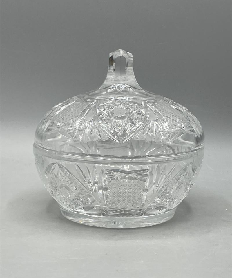 Kirkas kristallikulho kannella