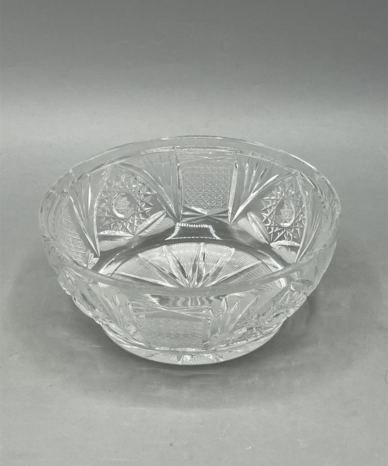 Kirkas kristallikulho kannella