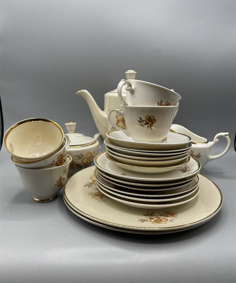 Arabia Myrna kahviastiat 15-osaa, Olga Osol