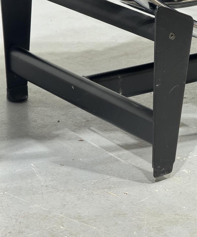 Replica Le Corbusier LC4 lepotuoli