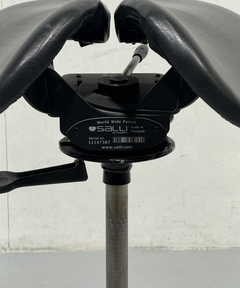 Salli satulatuoli musta