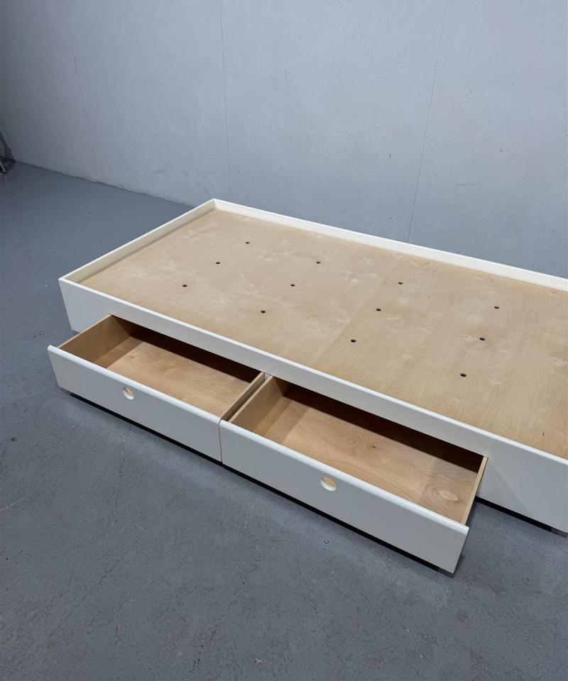 Valkoinen sänky säilytyslaatikoilla 200x107cm