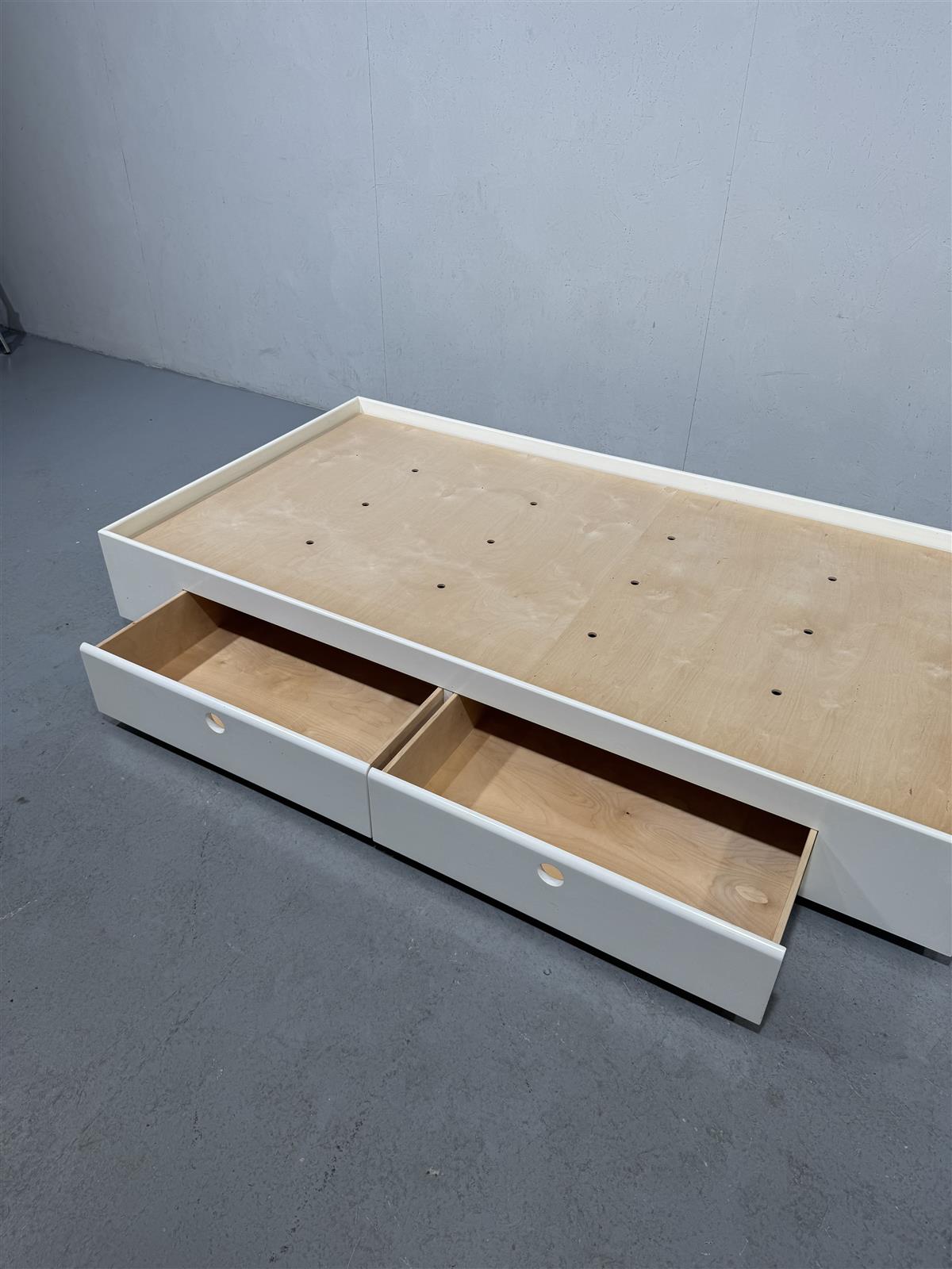 Valkoinen sänky säilytyslaatikoilla 200x107cm