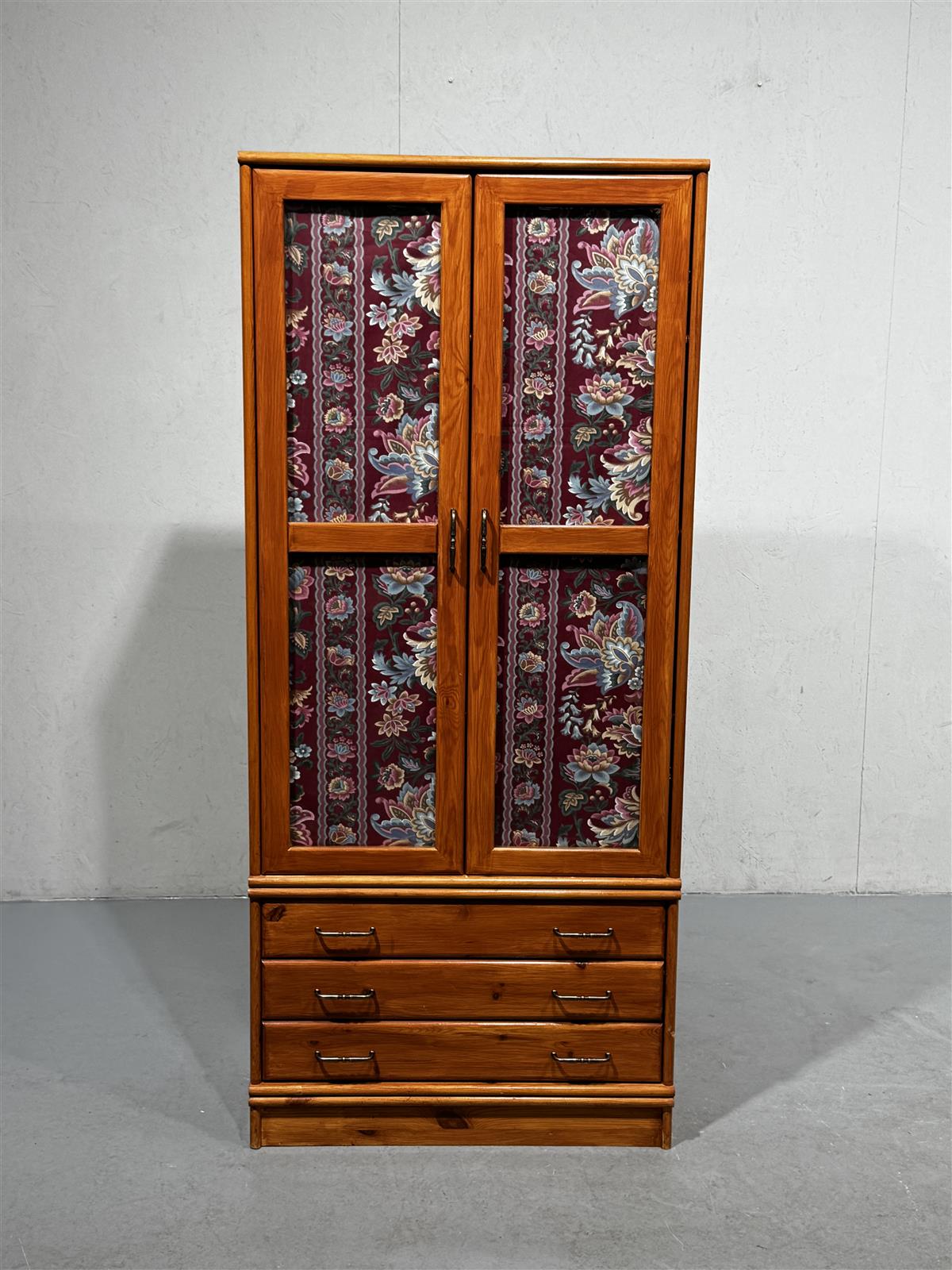 Puukaappi kukkaverhot ja lipasto