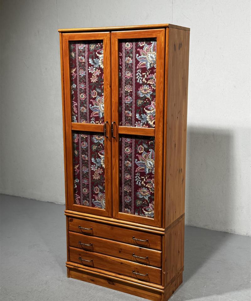 Vitriinikaappi kukkaverhot ja lipasto