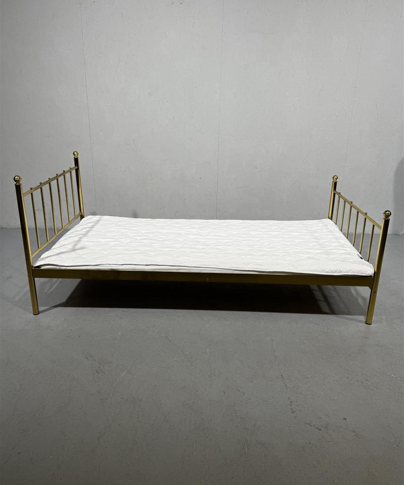Messinkirunkoinen sänky 100x200
