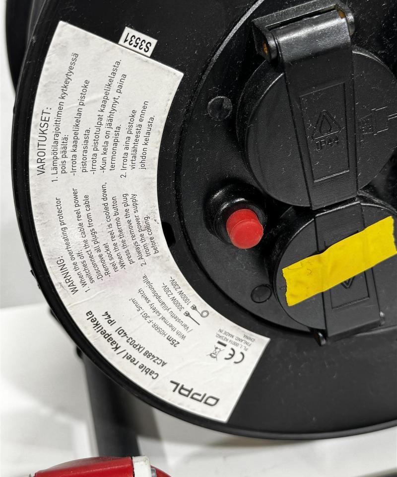 Sähkökaapeleita ja adapterit