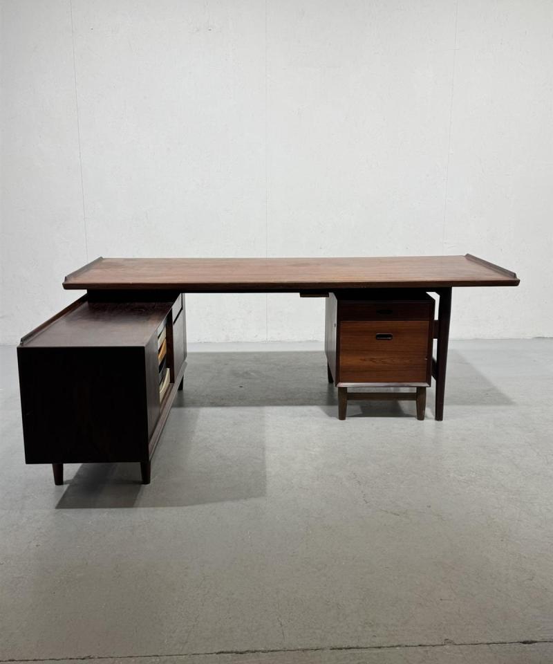 Arne Vodder työpöytä ja senkki '209' palisanteri, 1960-luku