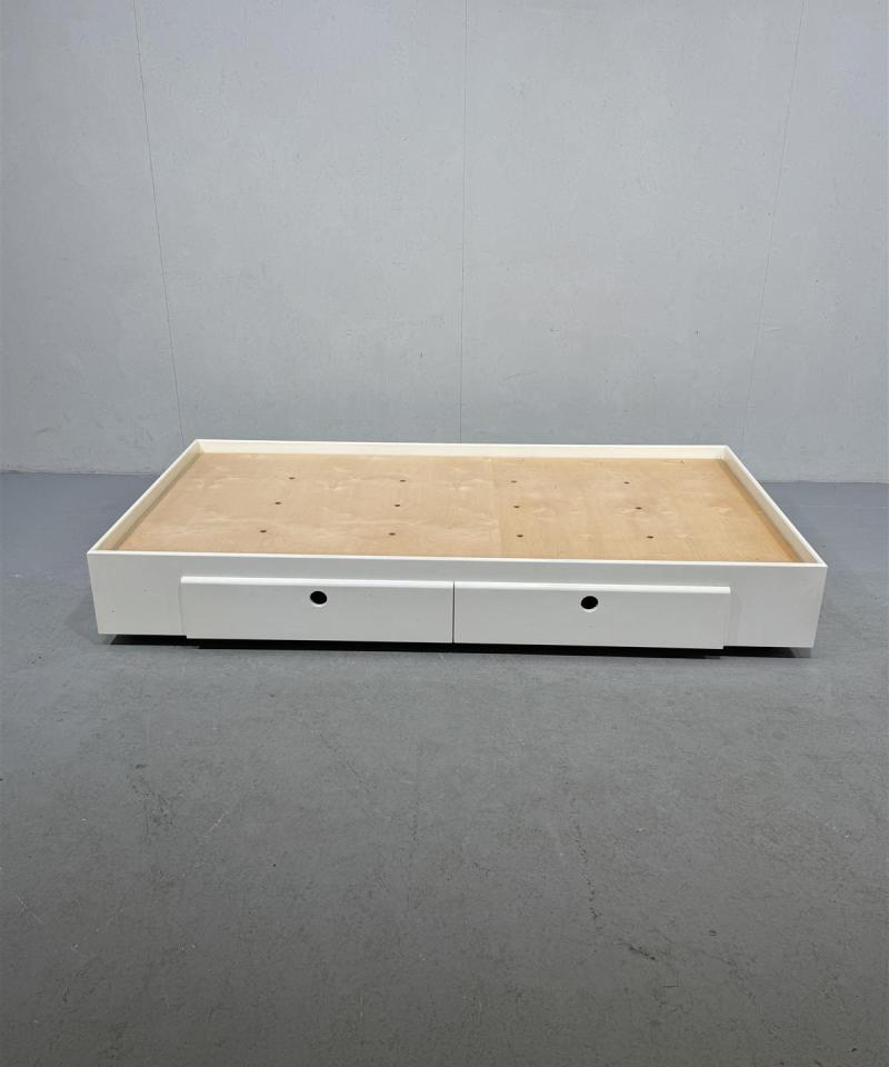 Valkoinen sänky säilytyslaatikoilla 200x107cm