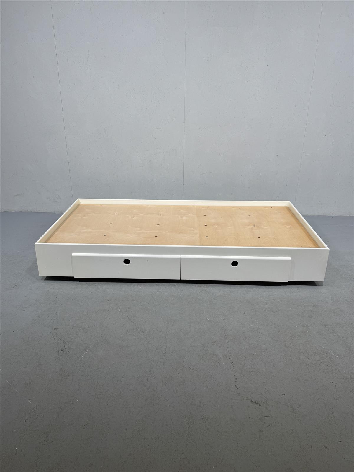 Valkoinen sänky säilytyslaatikoilla 200x107cm