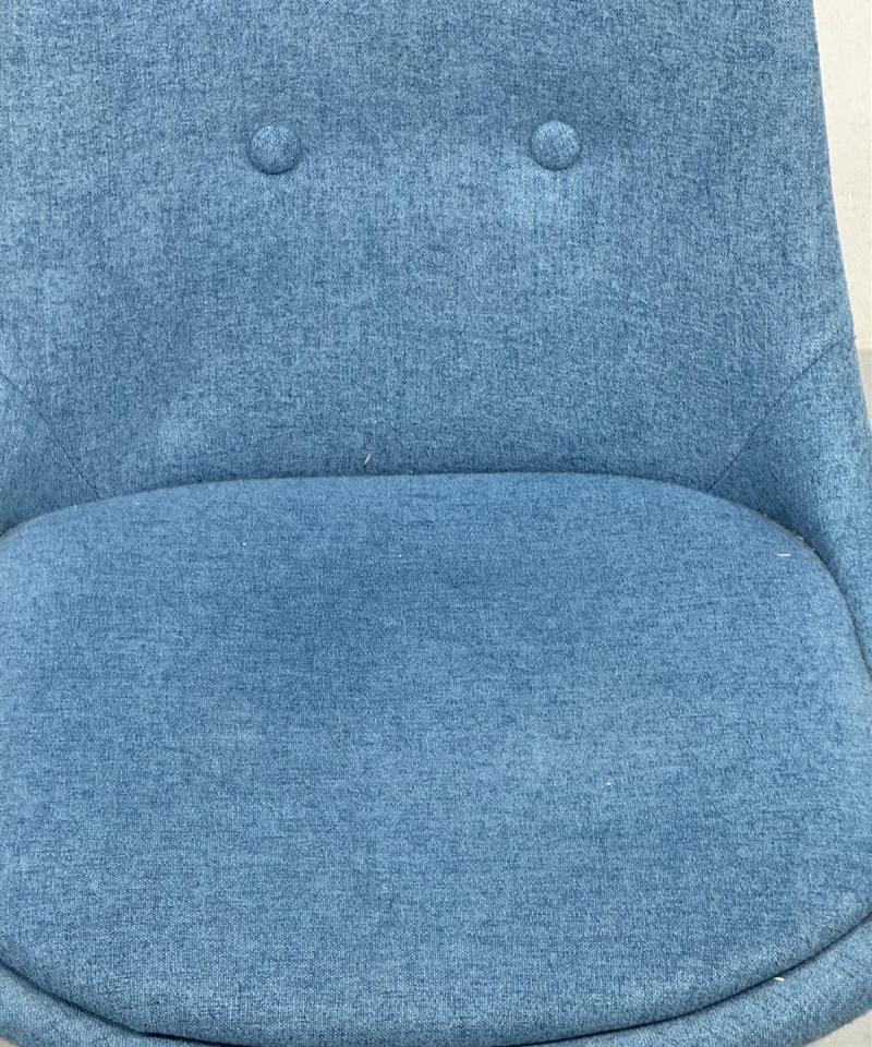 Sininen tuoli, nappi puuttuu