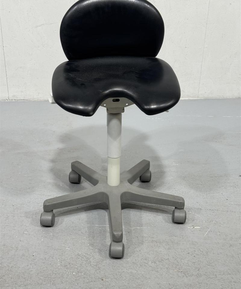 Satulatuoli selkänojalla, musta nahka