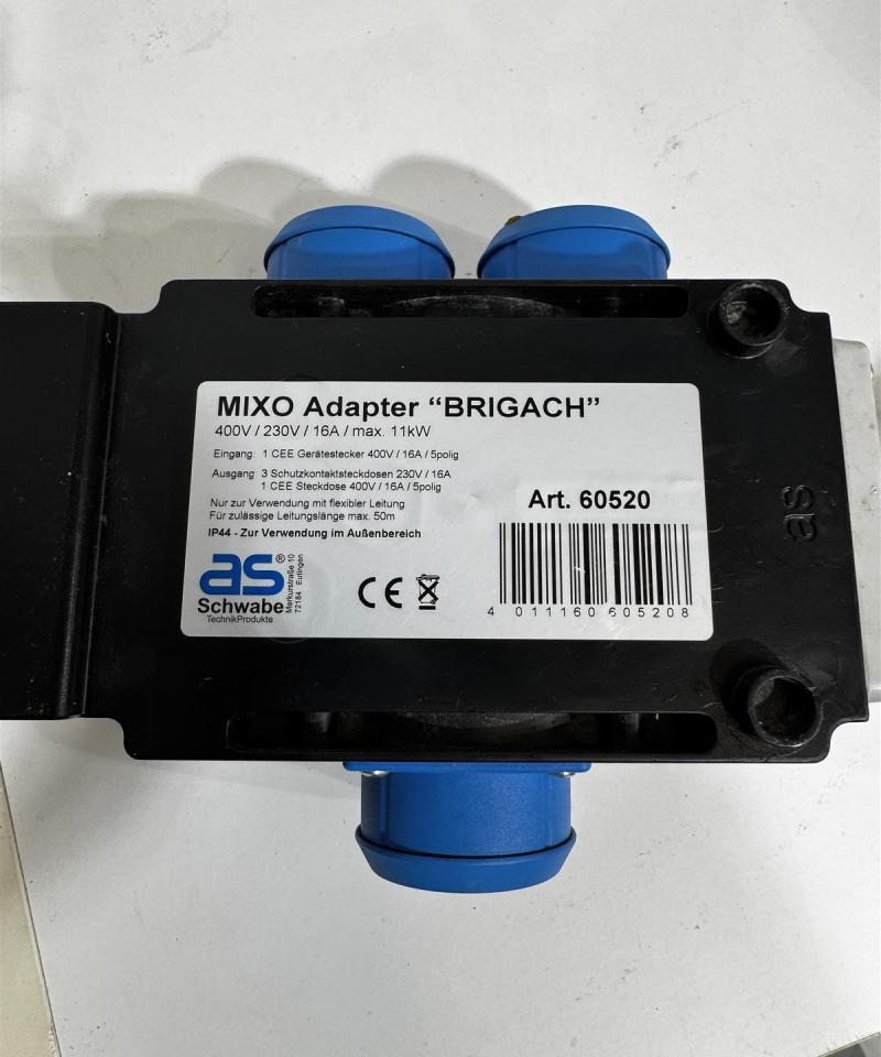 Sähkökaapeleita ja adapterit