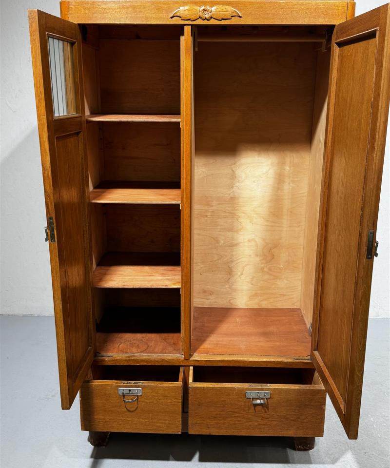 Antiikkinen vaatekaappi peiliovella