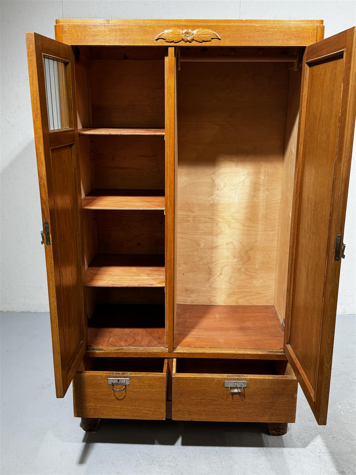 Antiikkinen vaatekaappi peiliovella