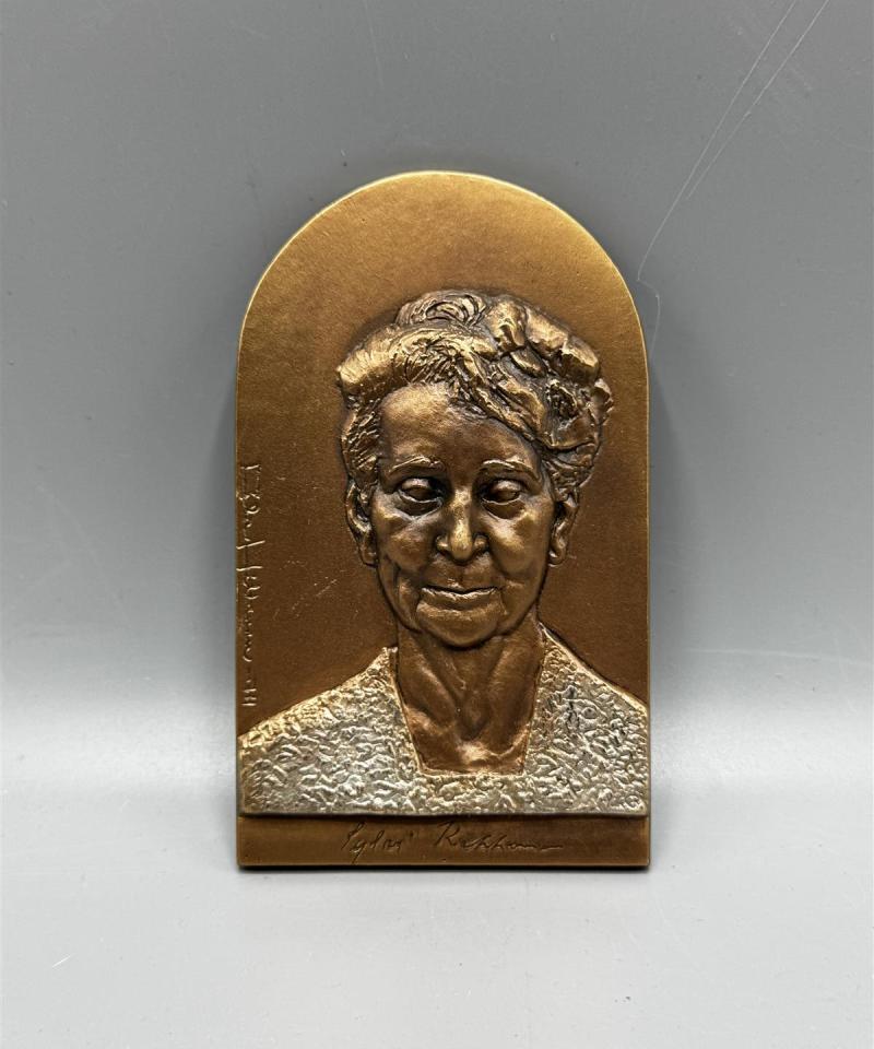 Sylvi Kekkonen reliefi pronssi Eila Hiltunen -74