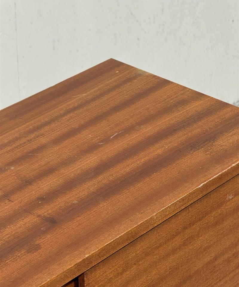 Vintage tiikki kaappi pyörillä