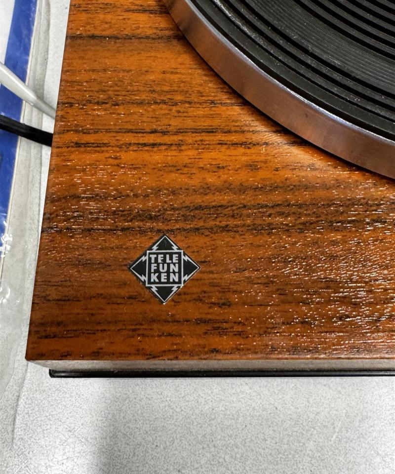 Telefunken Musikus 208Z levysoitin korjattavaksi