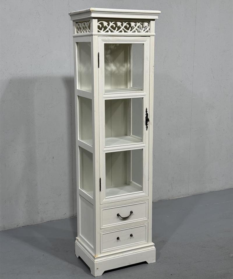 Talonpoikais vitriinikaappi, metalli koristeilla