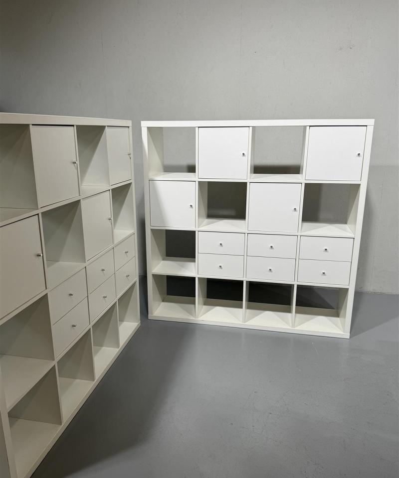 Ikea Kallax 4x4 hyllykkö lipastoilla ja kaapeilla (2 kpl)